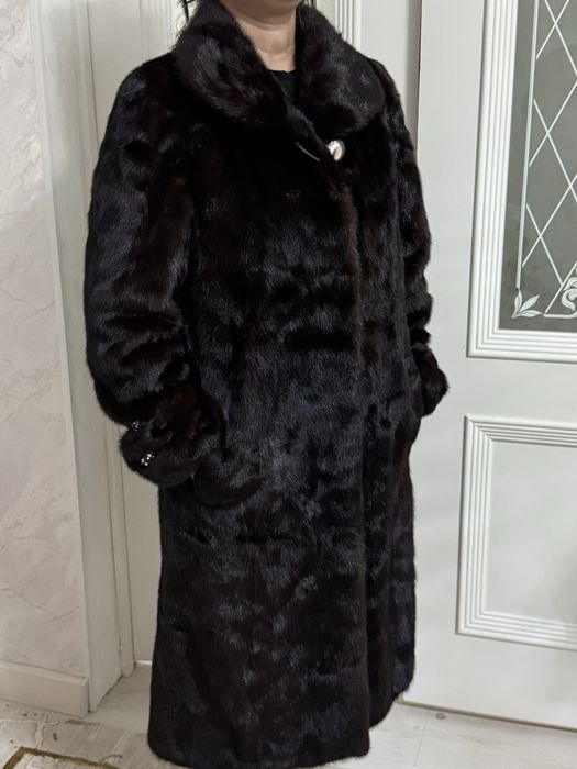 Норковая шуба целная за 300000 , новая дарили маме размер не подошел ,