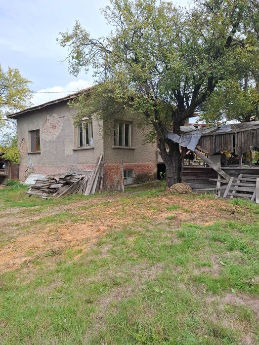 Продава се имот с къща в гр. Радомир