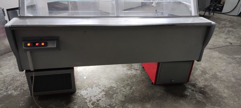 Хладилна щандова витрина