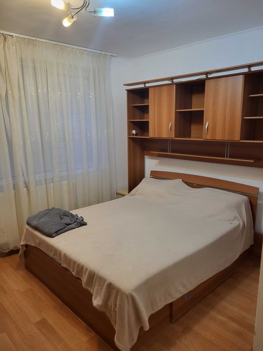 Închiriez apartament semicentral