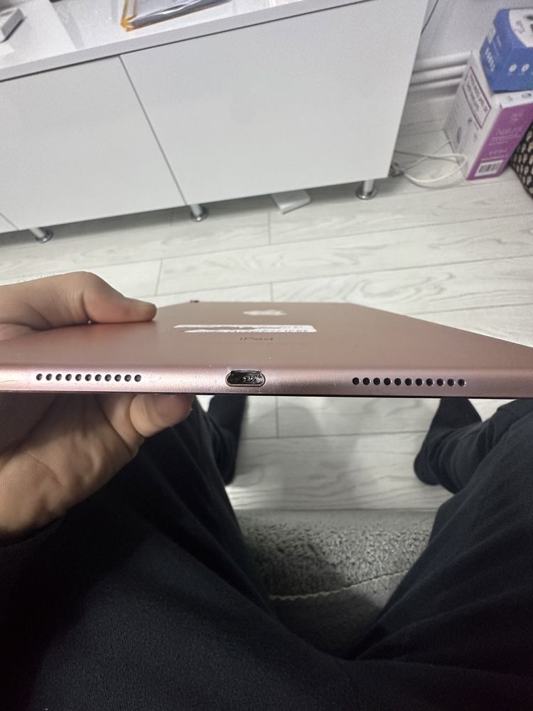 Vand ipad pro 10.5 256gb rose gold pentru piese