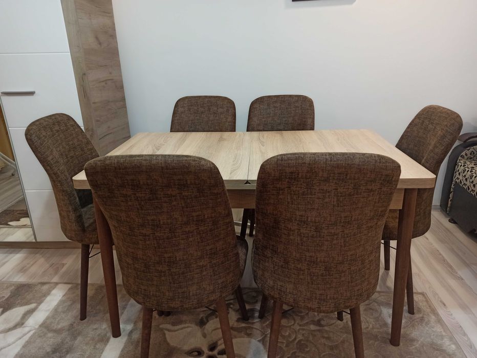 Vând masă extensibilă cu 6 scaune în stare foarte bună