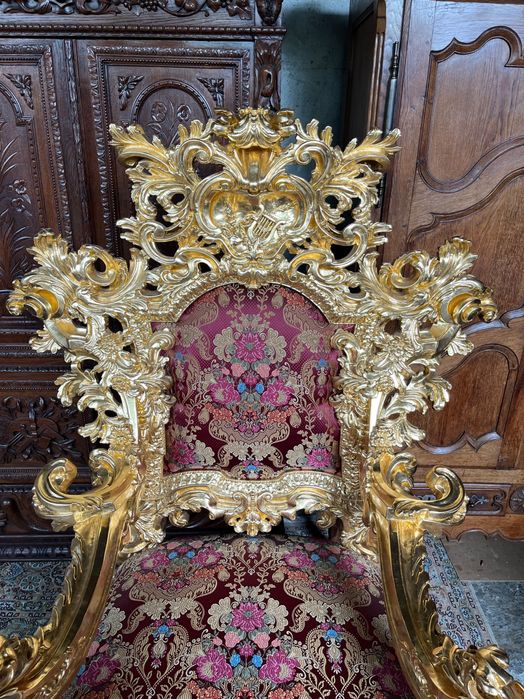 Красив масивен трон / стол