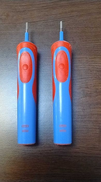 4 periuțe electrice pentru copii/adulți Braun Oral B și 2 încărcătoare