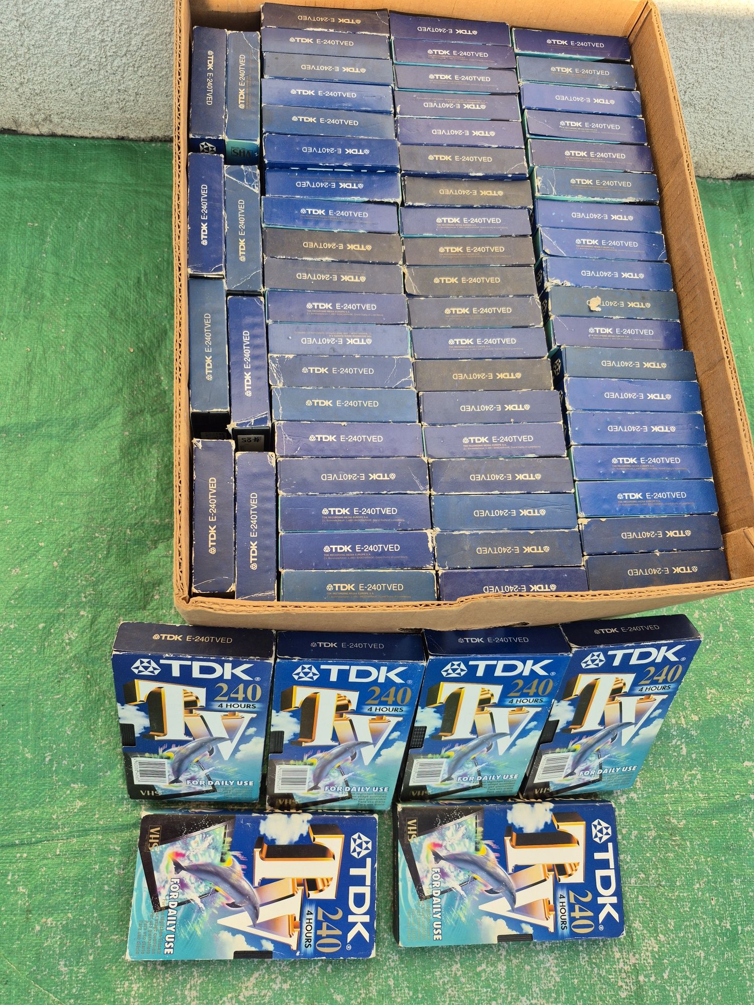 Vând o colecție de 44 casete video VHS originale TDK de 240 minute