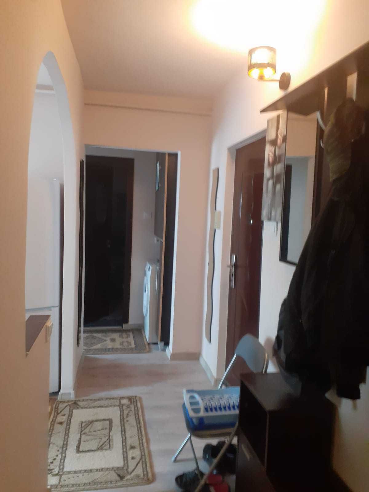 Închiriez apartament cu 2 camere