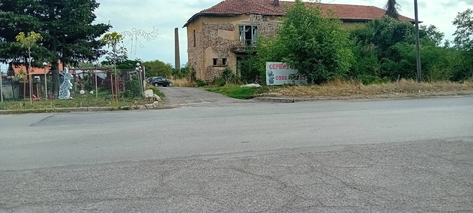 Продава се празен парцел в бившия стопански двор на кв. Яна