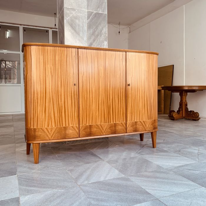 Ретро шкаф с елегантна фурнирована повърхност