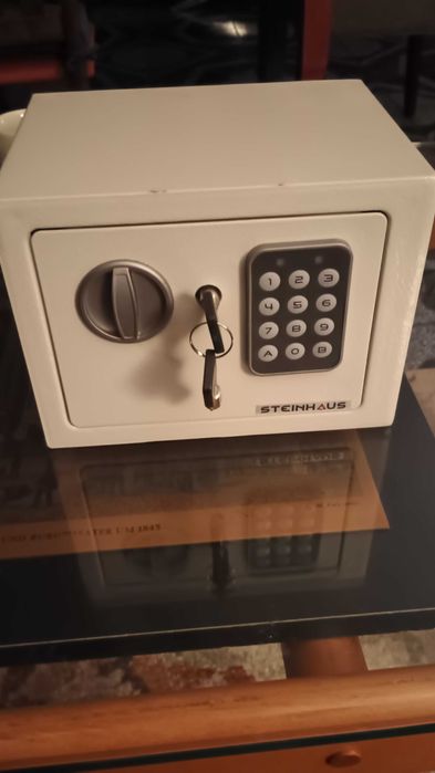 Продавам домашен сейф.