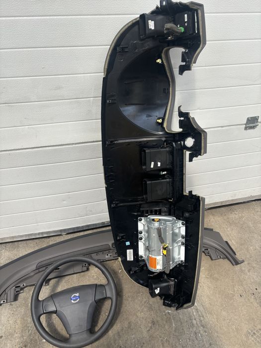 Plansa bord volvo S40 an 2006 compatibila si pe volvo V50 C30 sau C70