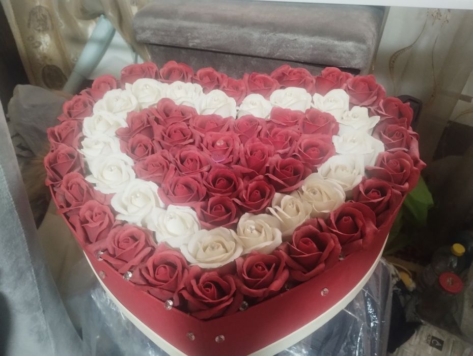 Vand decoratiune cu trandafiri artificiali noua