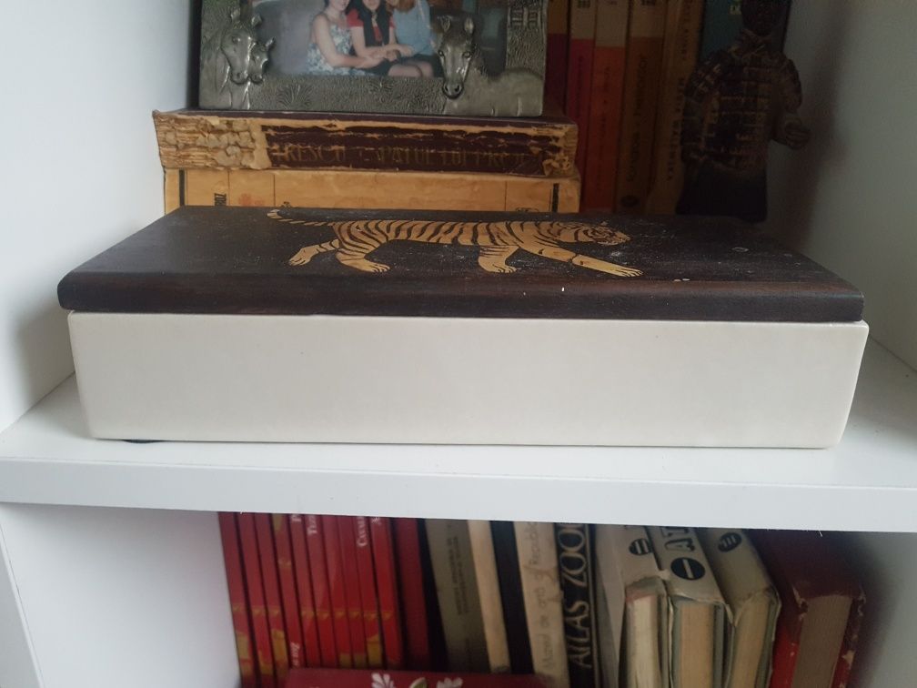 Caseta lemn si ceramica tigru