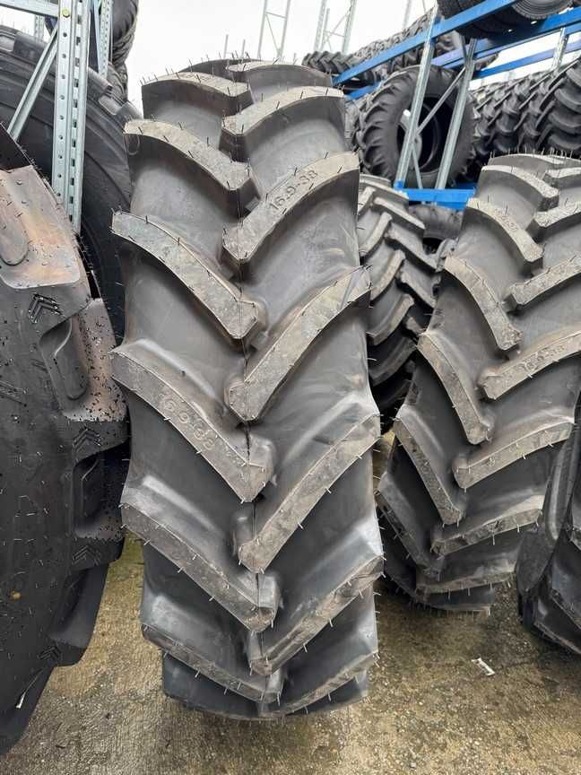16.9-38 cu 20 pliuri de tractor spate marca PANTHER
