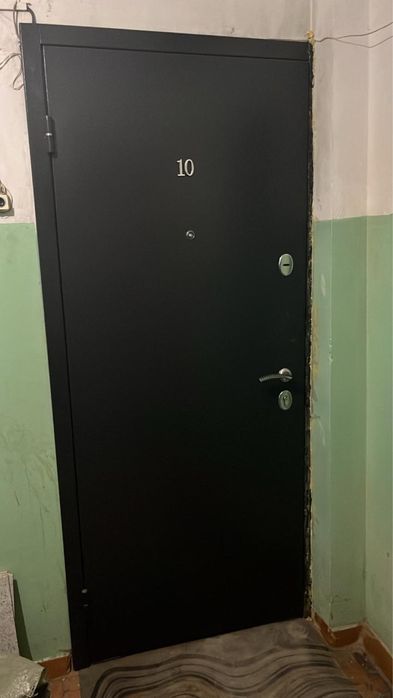 Продам входную дверь Срочно !