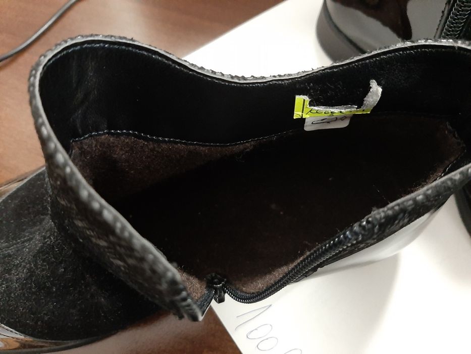 Vând ghetute piele noi