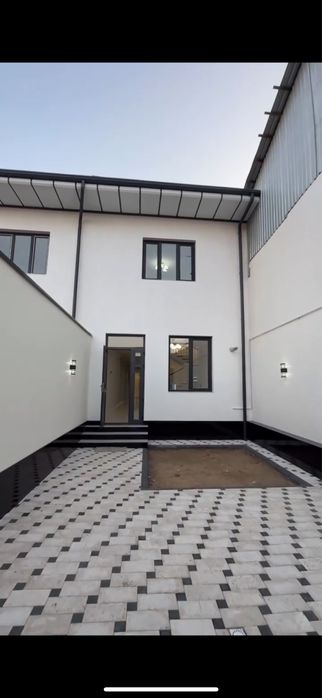 Uchqaxramon postidan 5 km ichkarida . 2 sotix 5 xona Pod klyuch.