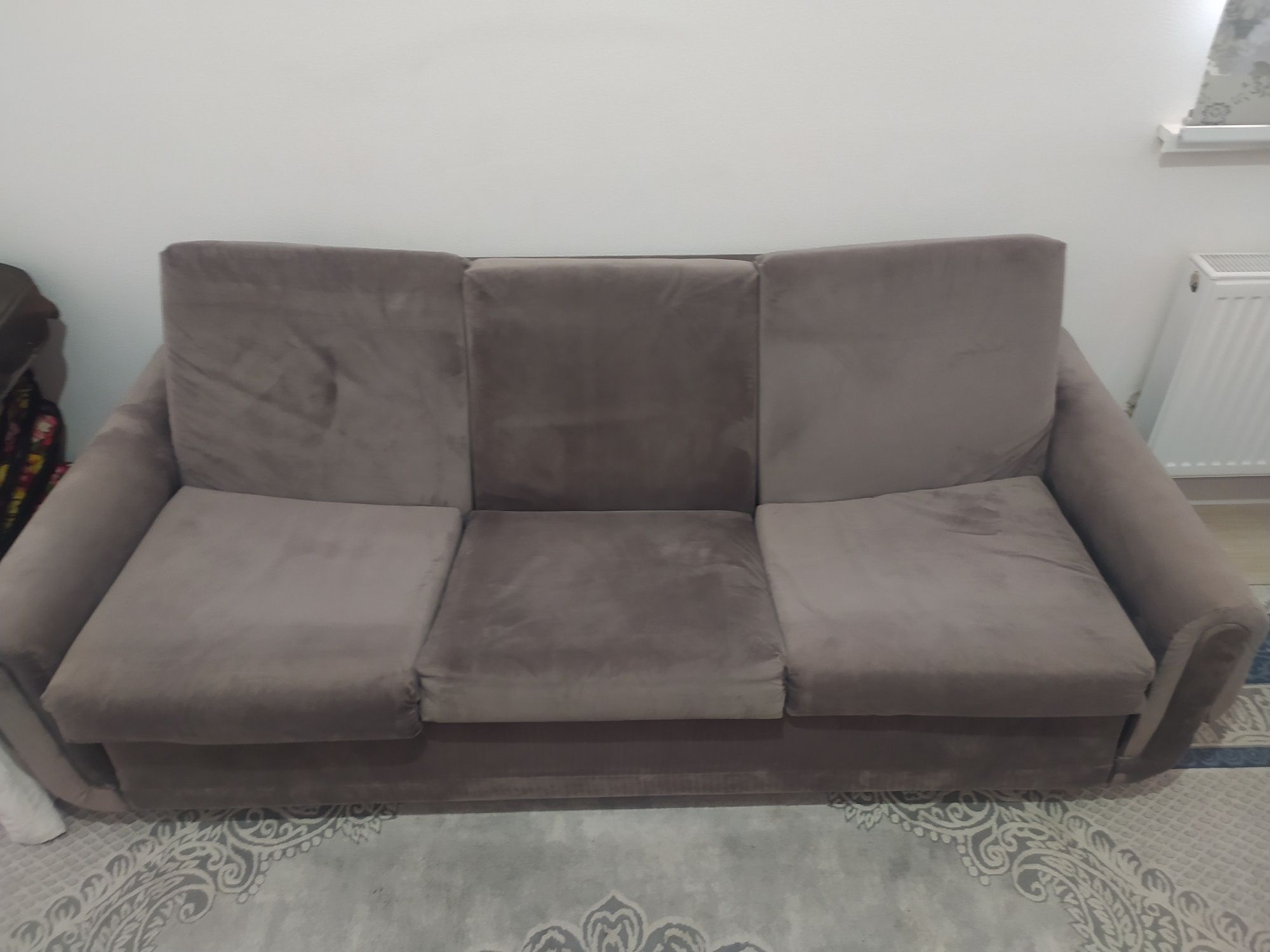 Раскладной диван с двумя креслами