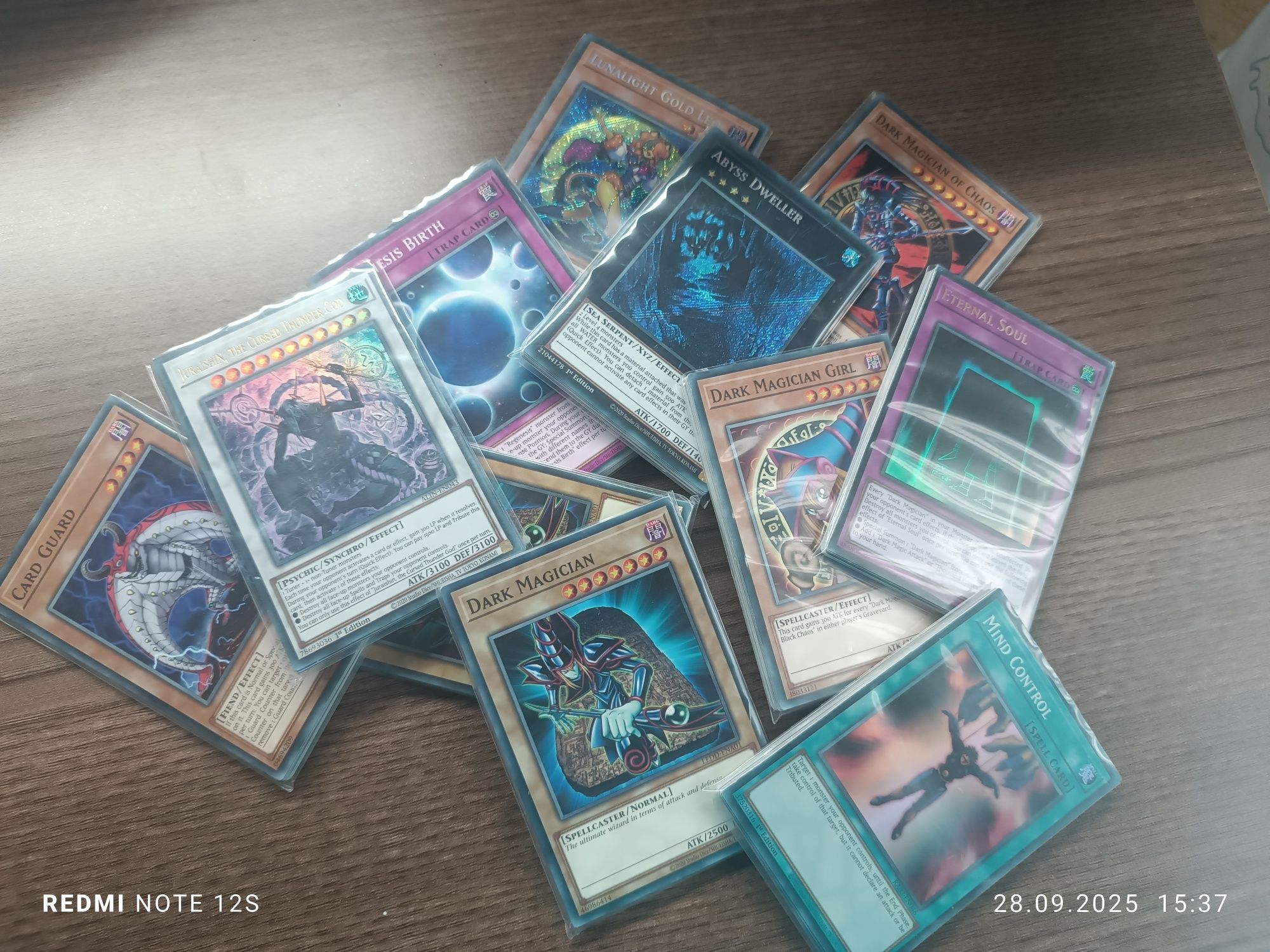 Изобилие от игрални карти yu gi oh за продан в добро състояние
