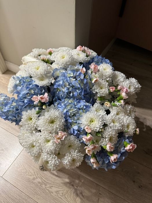 Цветы в корзине в наличии