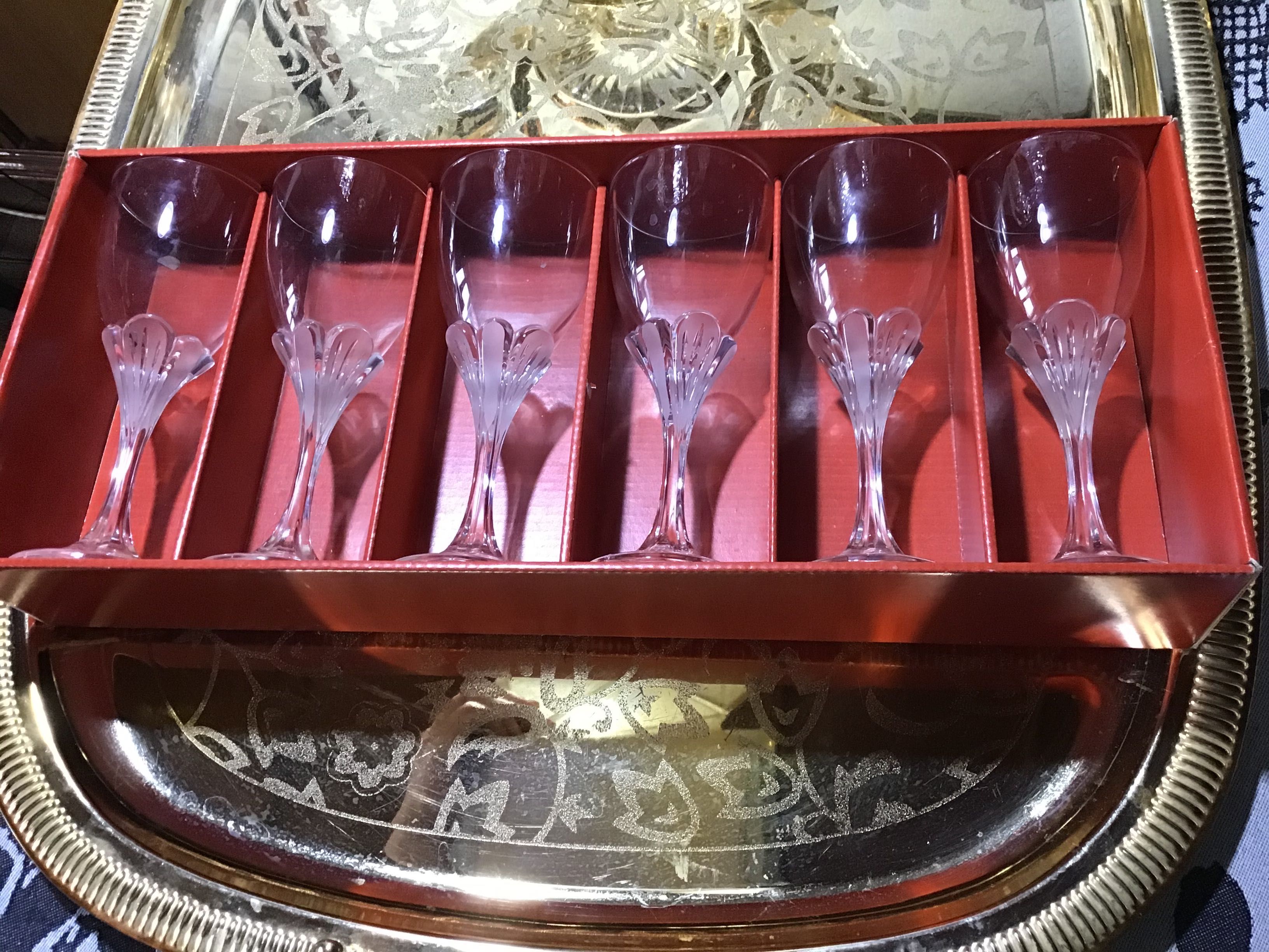 Продается посуда , хрусталь, диван, ковры, курпача