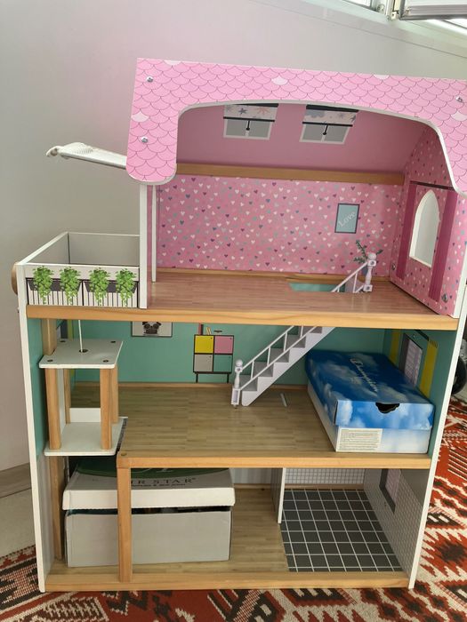 Къща за кукли с играчките към нея