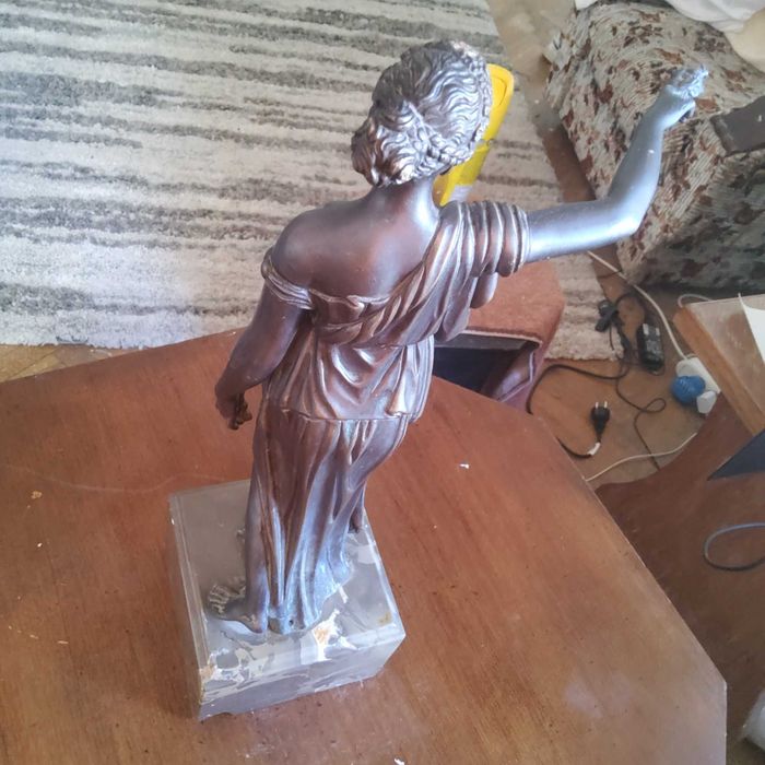 Statueta bronz masiv pe soclu din marmura