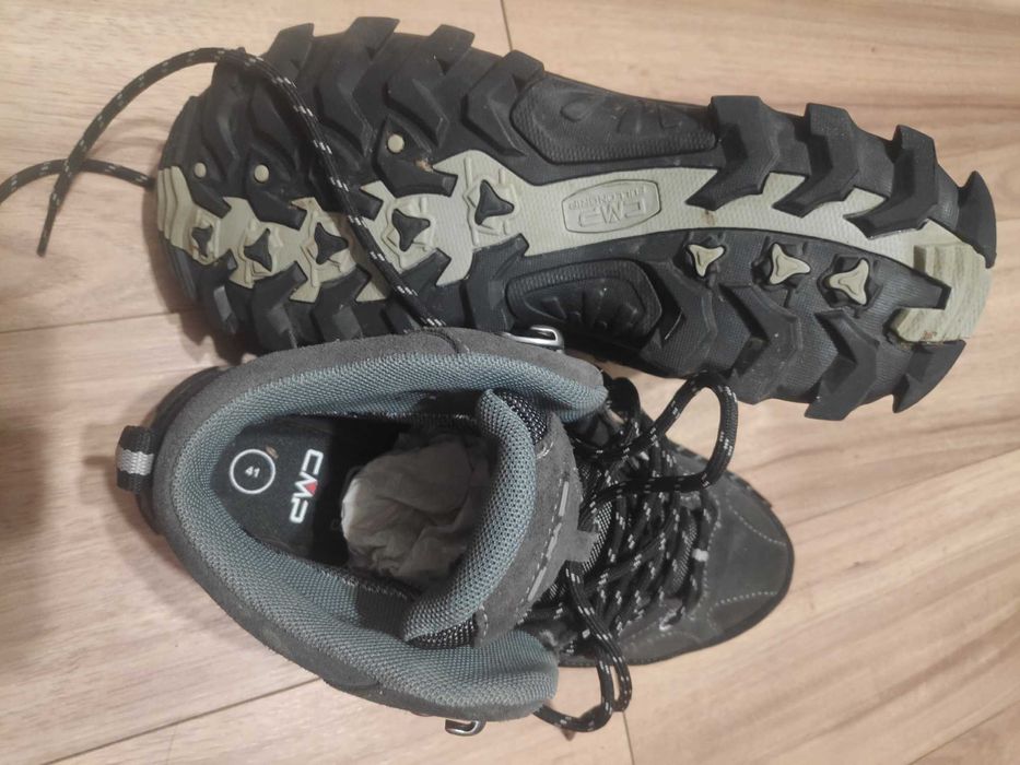 Vand bocanci de iarna