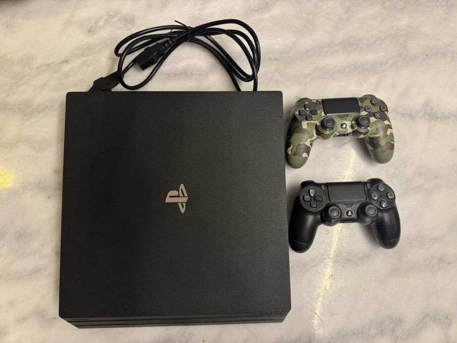 Playstation 4 Pro, 1 TB cu 2 manete