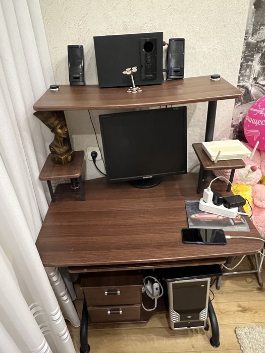 Продам   Стол компьютерный    б/у.