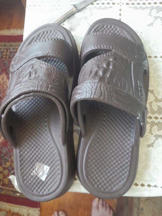 Vând 1perechi de papuci pentru bărbați25 lei perechea