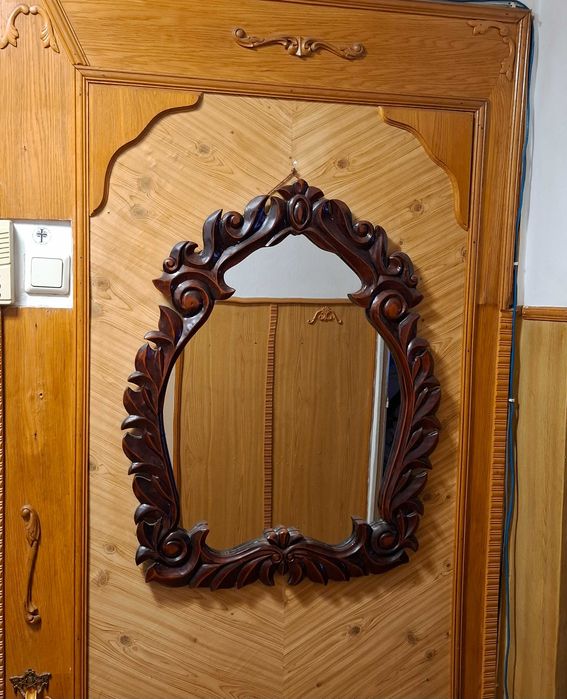 Oglinda cu rama sculptata, lemn masiv