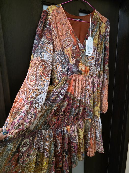 Рокля Guess, с етикети