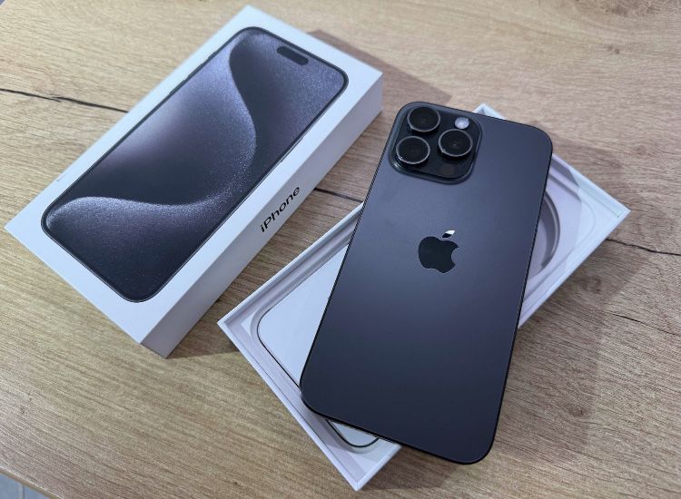 iPhone 15 Pro Max • 98 % Bateria • 256 GB