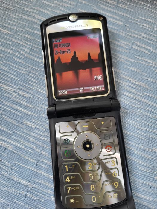Motorola razr v3 functional . Samsung s 10 + defect !!