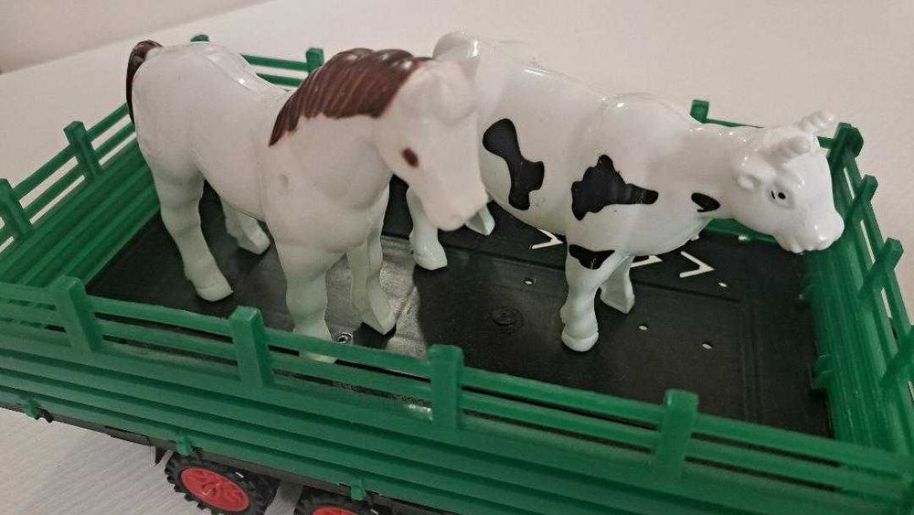 NOU - Tractor cu remorcă și doua animalute dimensiuni destul de mari