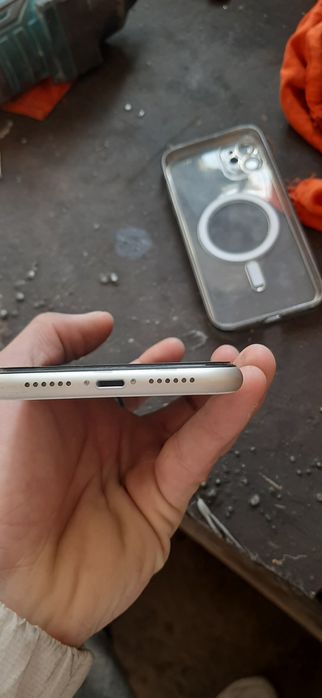 Iphone 11 128 gb xolati ekrani qisilgan