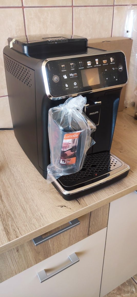 Espressor automat Philips 5400 LatteGo Black