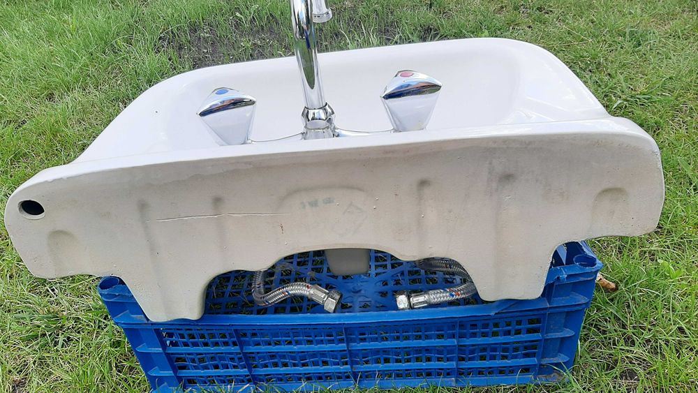 Set lavoar baie ceramica. 2 x Suporti Fixare. Baterie. 2 x Racorduri