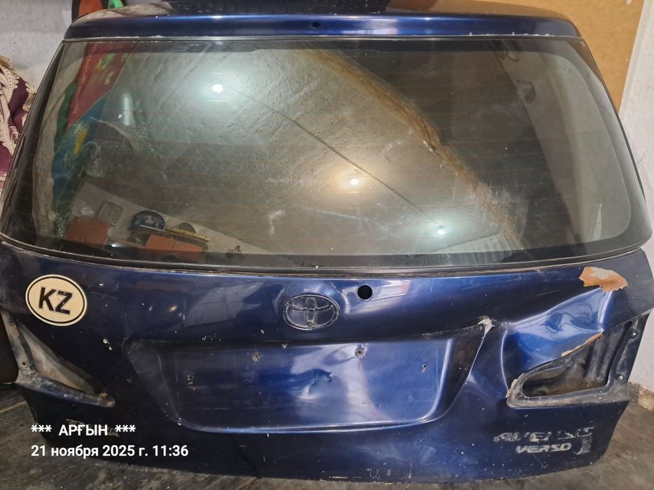 Продам стекло задние на  тойота Venzo.