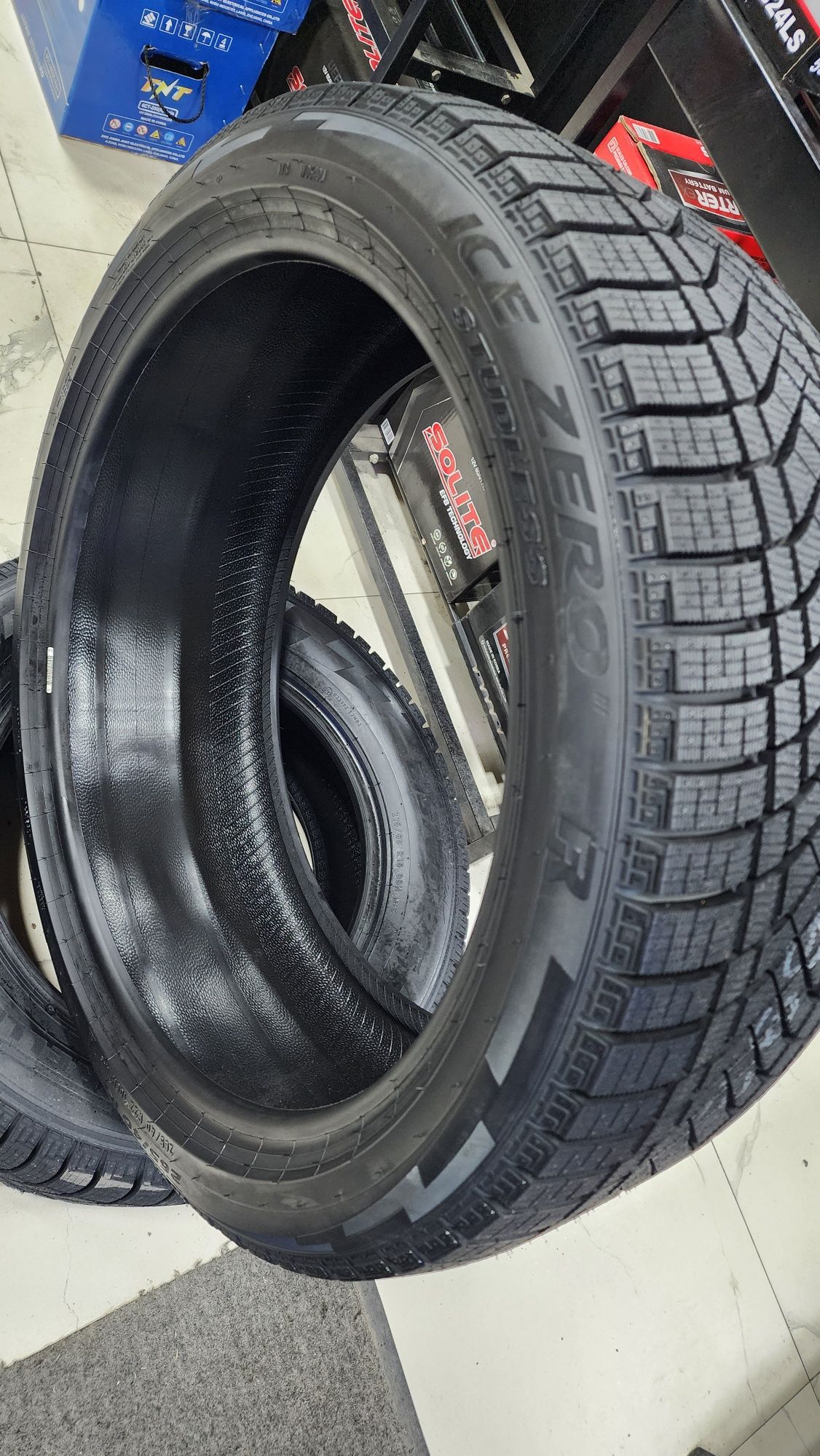 Pirelli ice Zero winter 265/40r22