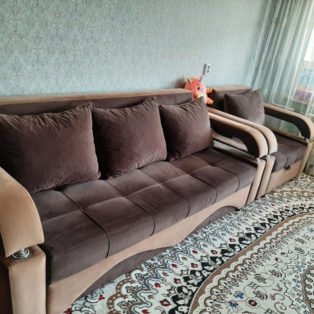 Диван и кресло и 4 подушки