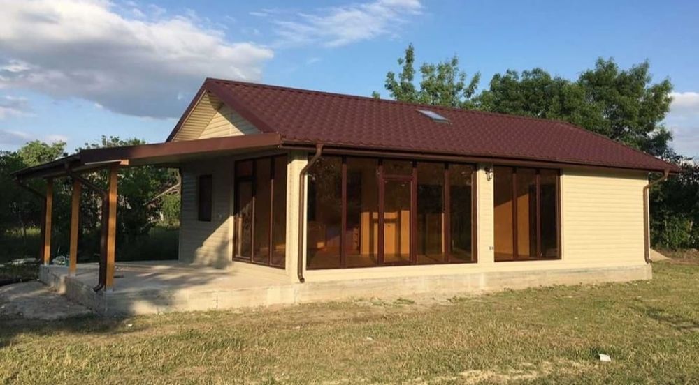 Case pe structură metalică cu panouri sandwich – viitorul construcțiil