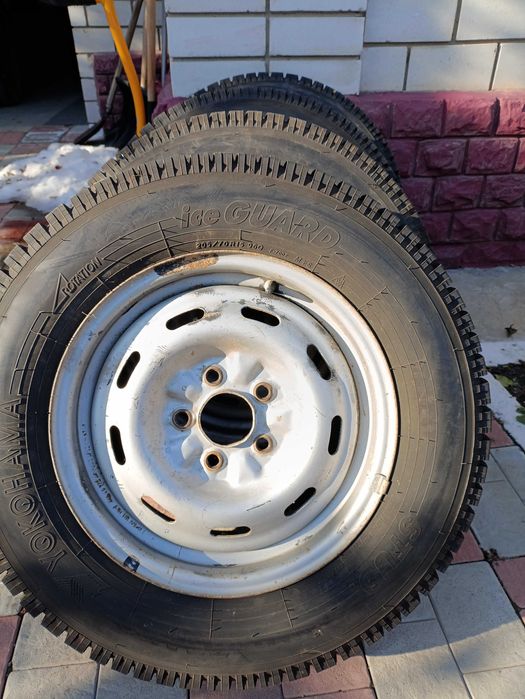 Шины шипованные YOKOHAMA 205/70 R15 с дисками 5х114.3