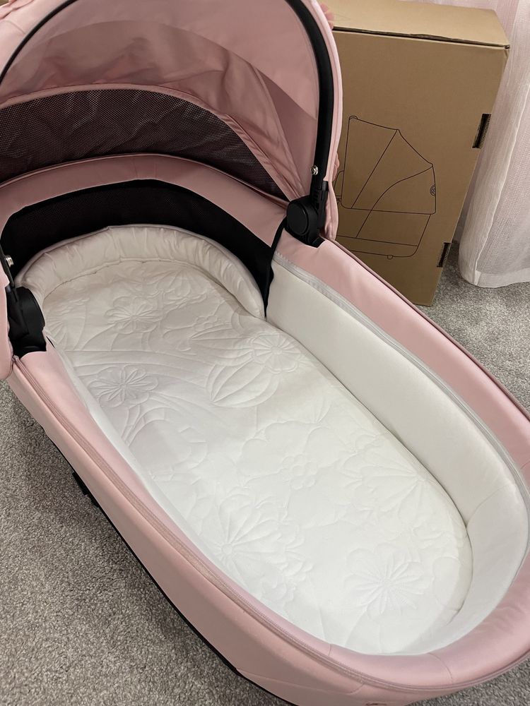 Кош за новородено Cybex Priam 4 /e-PRIAM Lux SIMPLY FLOWERS