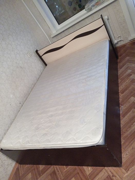 Продам двуспальную кровать с матрасом