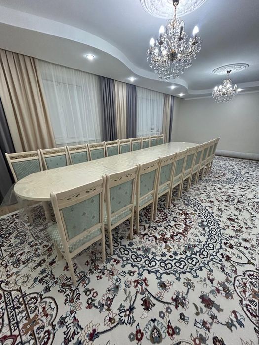 Продаю большой обеденный стол с комплектом стульев