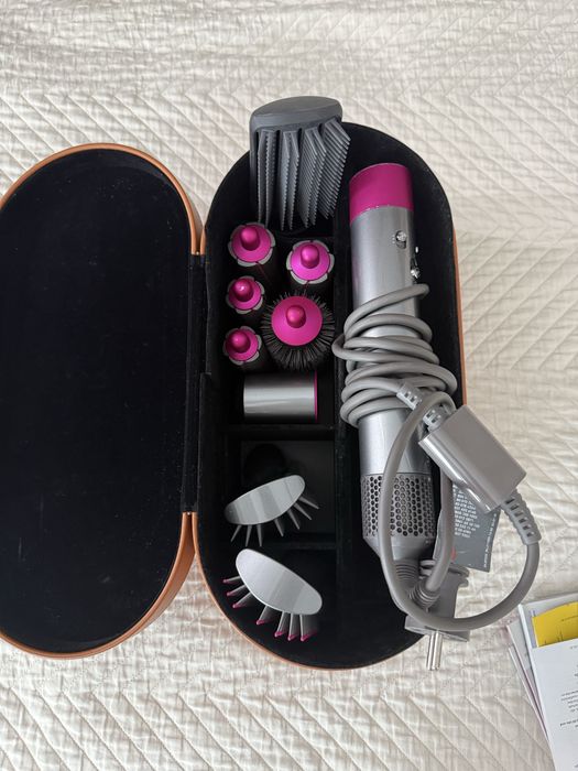 Perie Dyson Airwrap cu toate accesoriile , arata impecabila