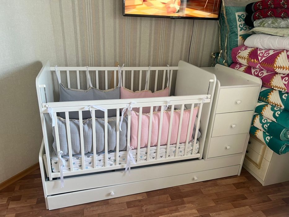 новая детская кровать. матрас и подушки в подорок