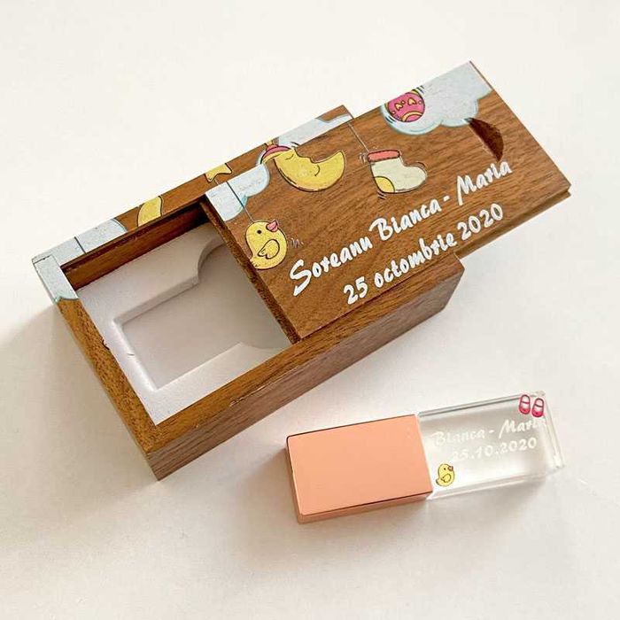 Cutie din lemn cu capac glisant pentru stick usb