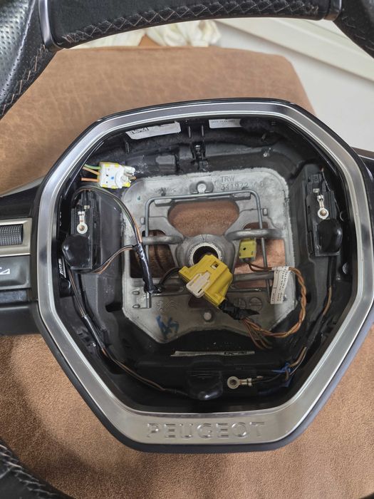 Кожен волан за Пежо 3008 GT
